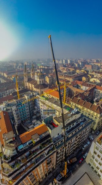 Demag AC 160-5 lifts heat exchanger in the middle of Turin